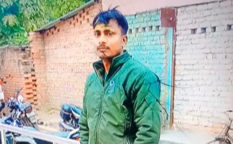 Chandauli News : पुलिस लाइन में सातवीं मंजिल से गिरकर मजदूर की मौत, 25 लाख मुआवजे और नौकरी की मांग पर धरना