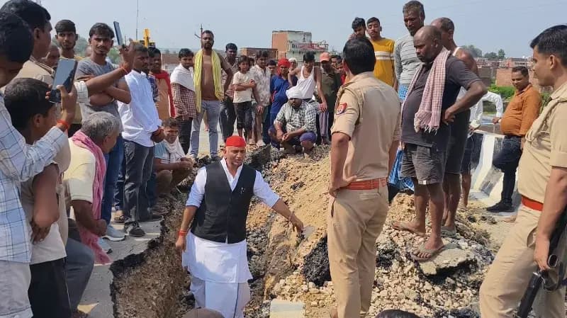 Chandauli News : बरठी में सड़क धंसी तो गड्ढे में उतरे मनोज सिंह डब्लू, बोले- कटसिला जैसी लापरवाही बर्दाश्त नहीं