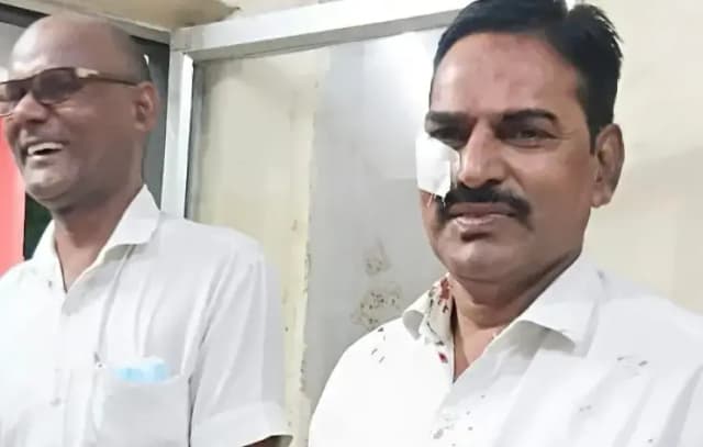 Chandauli News : डीडीयू स्टेशन पर ट्रेन और प्लेटफॉर्म के बीच गिरा यात्री, RPF ने बचाई जान.