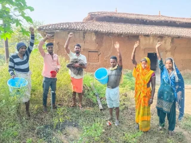 Sonbhadra News: राजासरई में नल कनेक्शन बने शोपीस, एक साल से पानी का इंतजार; ग्रामीणों ने किया प्रदर्शन.