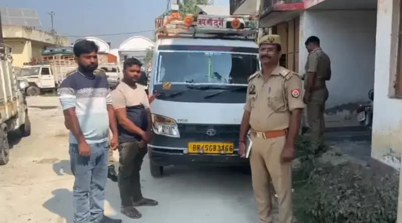 Chandauli News : गोवंश तस्करी का मामला आया सामने, टाटा मैजिक से 4 गोवंश बरामद; दो आरोपी गिरफ्तार.