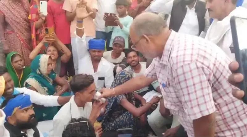 Chandauli News : सड़क-नाली की मांग पर दो दिन से चल रहा धरना खत्म, अधिकारियों के आश्वासन पर तुड़वाया अनशन.