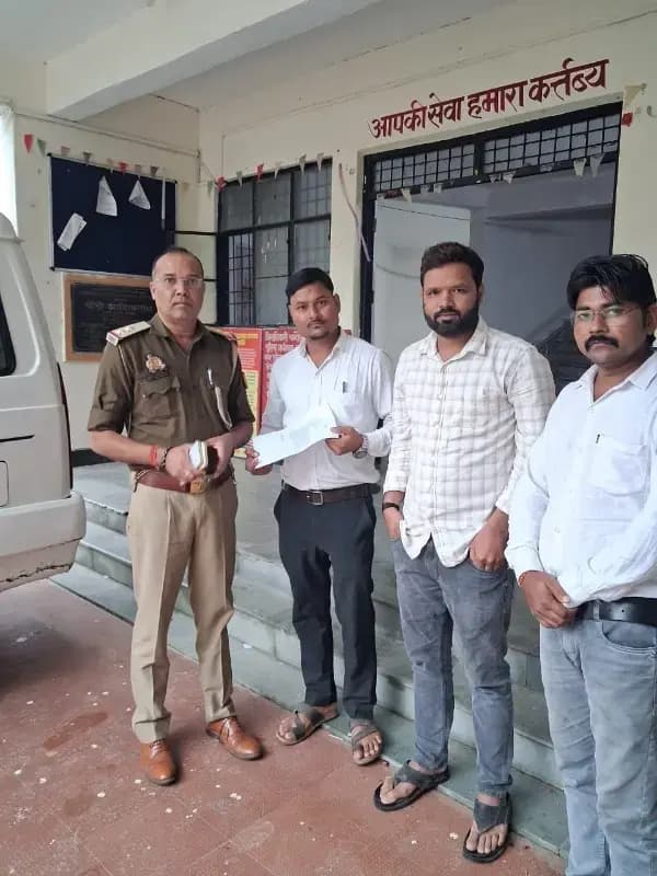 Chandauli News: सड़क पर मिले 50 हजार रुपये अधिवक्ता ने थाने में जमा कराए, मालिक की तलाश में जुटी पुलिस.