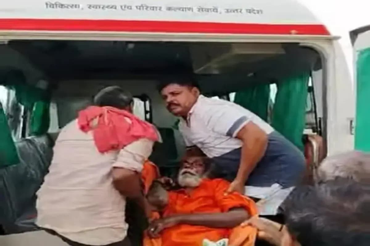 Chandauli News: सड़क पर बेहोश पड़े वृद्ध को अस्पताल पहुंचाकर सपा नेता ने दिया मानवता का परिचय.