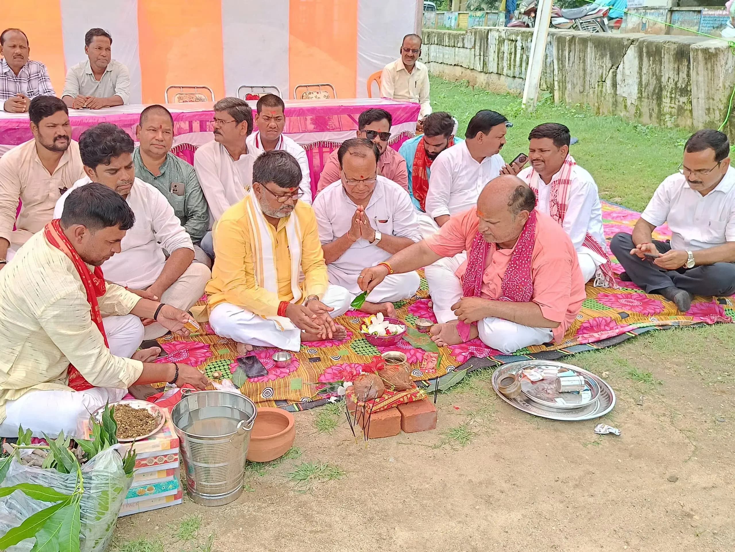 Sonbhadra News: दुद्धी टाउन क्लब मैदान पर 1 करोड़ 1 लाख की लागत से होगा विकास कार्य, जिलाध्यक्ष ने किया शिलान्यास.