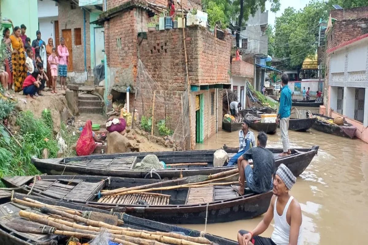 Chandauli News: गंगा का रौद्र रूप देख सहमे ग्रामीण, टाण्डाकला और बलुआ बाजार में घुसा गंगा का पानी.