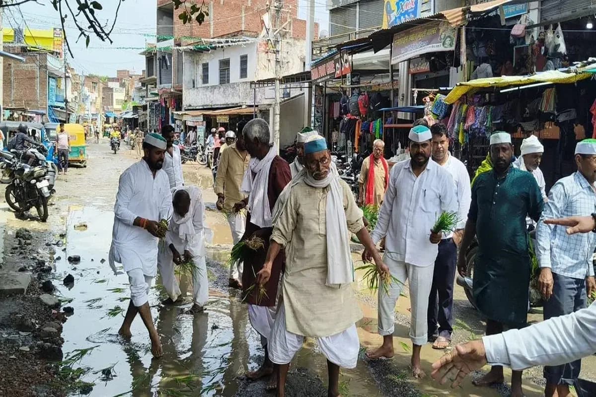 Chandauli News: स्टेशन मार्ग पर जलभराव पर आक्रोशित लोगों ने सड़क पर पौध रोपण कर जताया विरोध.