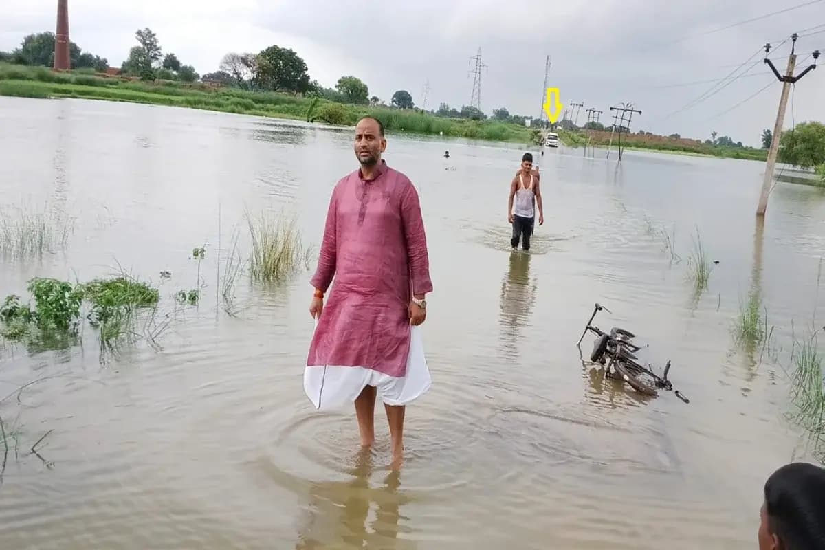 Chandauli News: सड़क के ऊपर से बह रही गंगा में समाया ट्रक, चालक ने तैरकर बचाई अपनी जान.