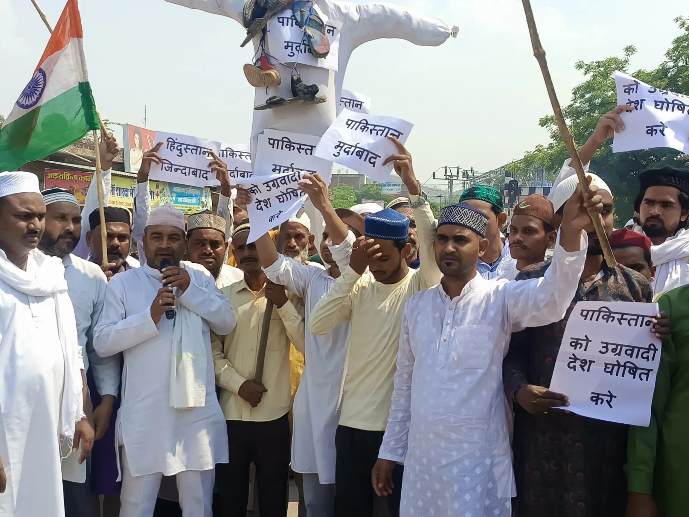 Sonbhadra News: हिंदुस्तान-पाकिस्तान में चल रहे युद्ध के बीच मुस्लिम समुदाय हुआ लामबंद, पाकिस्तान को आतंकी देश घोषित करने की मांग।