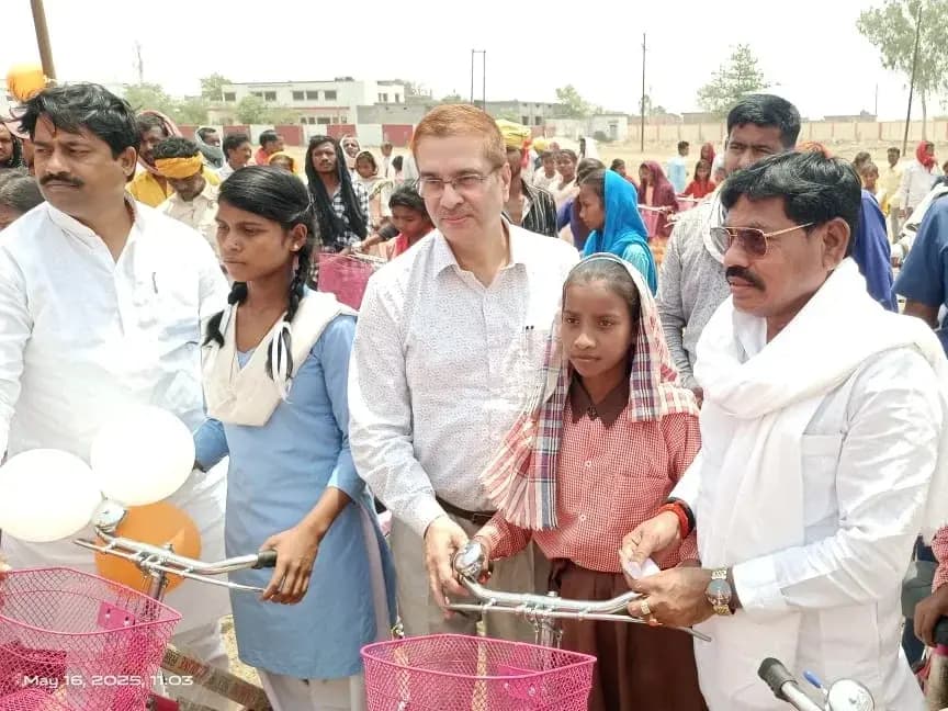 Sonbhadra News : भीषण गर्मी में छात्राओं को वितरित किया गया साइकिल, लू के बीच बैठे बच्चे चिड़चिड़े पन के हुए शिकार, देर से पहुंचे राज्य मंत्री ने दी सफाई.
