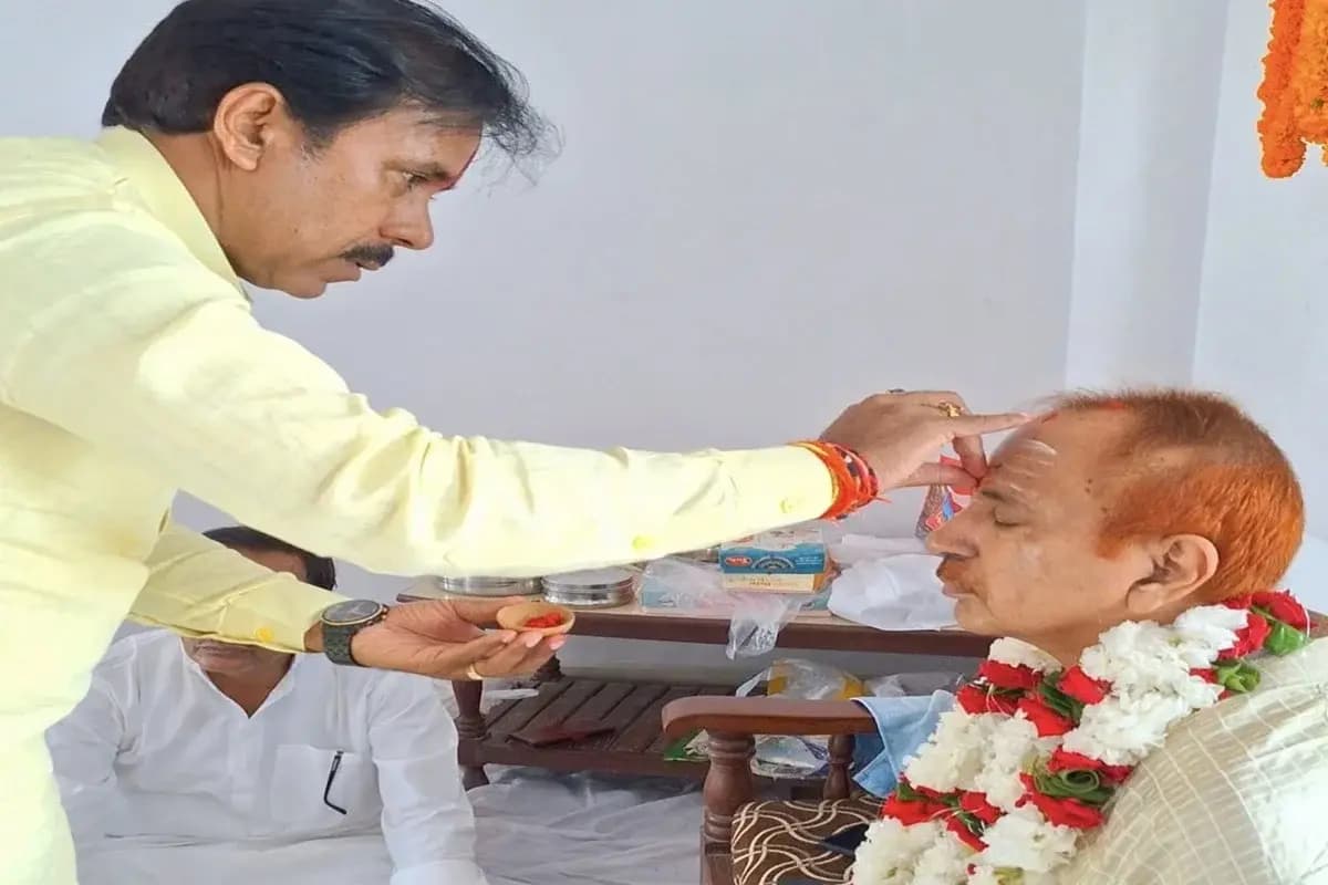 Chandauli News: कैबिनेट मंत्री अनिल राजभर ने गुरु दरबार में लगाई हाजिरी.