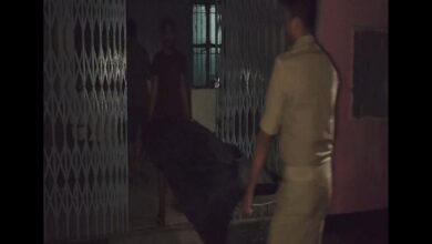 पोस्टमॉर्टम हाउस में मृतका का शव रखवाता पुलिसकर्मी