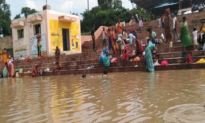 बलुआ घाट पर महिला चेंजिग रूम के पास पहुंच रहा गंगा गंगा का पानी