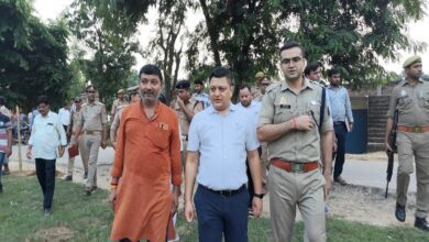 रामगढ़ मठ में निरीक्षण करते जिलाधिकारी व पुलिस अधीक्षक