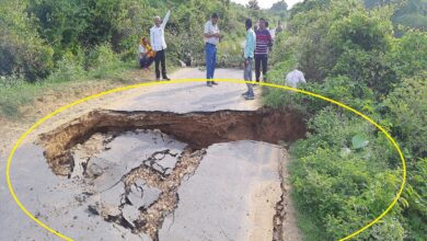 गांधी नगर लतीफशाह मार्ग पर बीचोबीच धंसी सड़क, यातायात बाधित