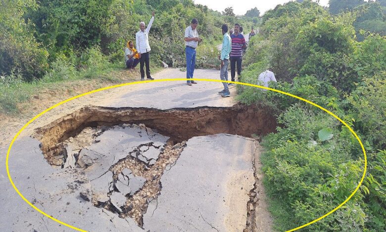 गांधी नगर लतीफशाह मार्ग पर बीचोबीच धंसी सड़क, यातायात बाधित