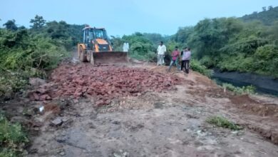 गांधीनगर लतीफशाह मार्ग की धंसी सड़क का जेसीबी से होता मरम्मत कार्य