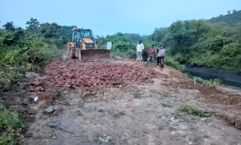 गांधीनगर लतीफशाह मार्ग की धंसी सड़क का जेसीबी से होता मरम्मत कार्य