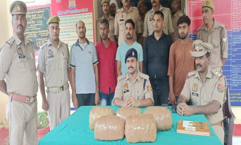 चकिया कोतवाली में गांजा तस्करी के मामले का खुलासा करते सीओ चकिया