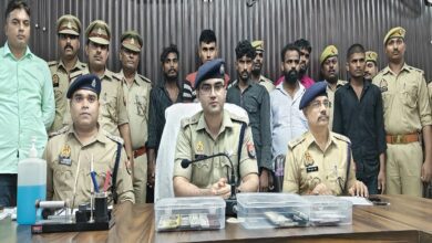 पुलिस लाइन में पकड़े गए तस्करों के मामले का खुलासा करते एसपी चंदौली