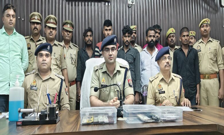 पुलिस लाइन में पकड़े गए तस्करों के मामले का खुलासा करते एसपी चंदौली