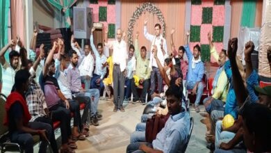 पीडीडीयू नगर में बैठक करते संविदा विद्युत कर्मी