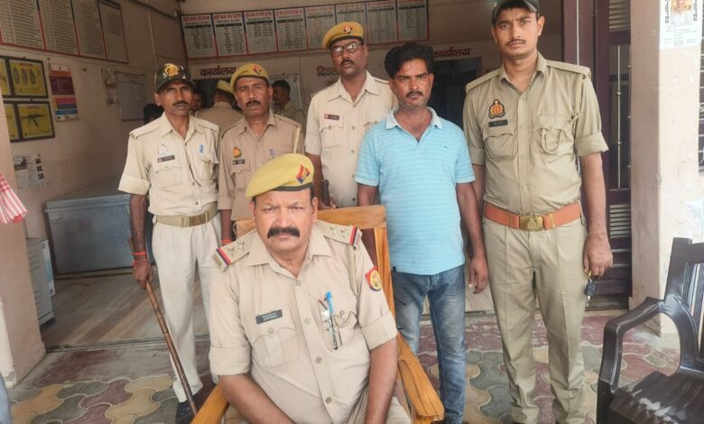 मुग़लसराय पुलिस के गिरफ्त में जीवनाथपुर स्टेशन मास्टर को गोली मारने वाला मनबढ़ आरोपी