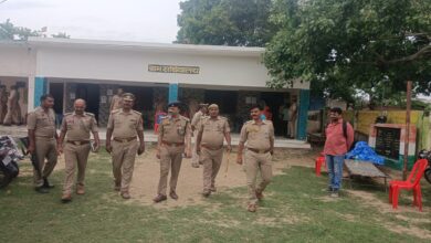 चुनाव मतदान केन्द्रों का पुलिस बल के साथ निरीक्षण करते सीओ सदर और सैयदराजा थानाध्यक्ष