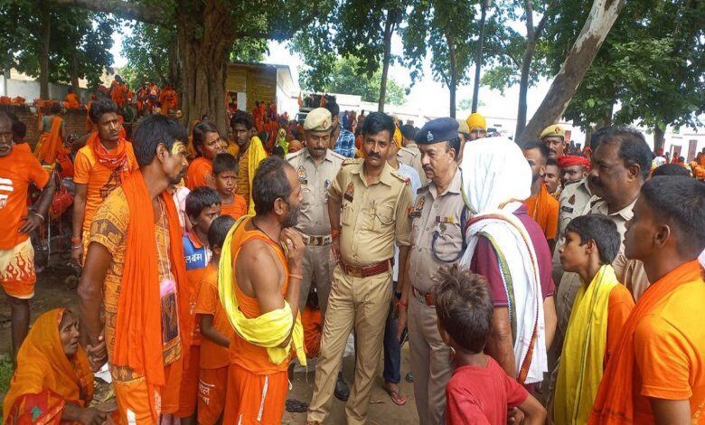 यूपी बिहार सीमा पर कावड़ियों का कुशल क्षेम पूछते सीओ सदर व सैयदराजा थानाध्यक्ष