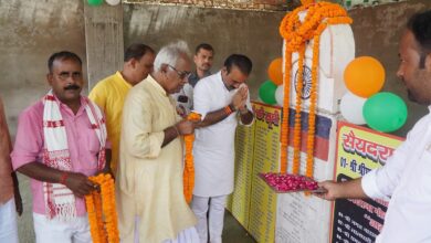 सैयदराजा शहीद स्मारक पर शहीदों को श्रद्धा सुमन अर्पित करते विधायक सुशील सिंह