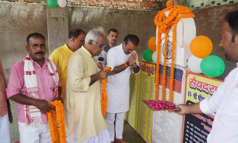 सैयदराजा शहीद स्मारक पर शहीदों को श्रद्धा सुमन अर्पित करते विधायक सुशील सिंह