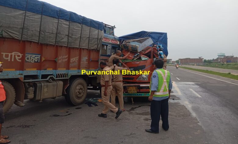 दोनों ट्रको की टक्कर के बाद मौके पर राहत बचाव में जुटे एनएचएआई के लोग और पुलिस