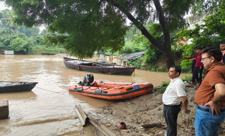 बलुआ घाट पर घटते जलस्तर का निरीक्षण करते प्रभारी चिकित्साधिकारी डॉ रितेश कुमार