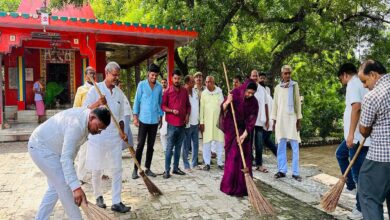 सेवा पखवाड़ा कार्यक्रम के तहत स्वच्छता अभियान कार्यक्रम में शिरकत करती राज्यसभा सांसद दर्शना सिंह