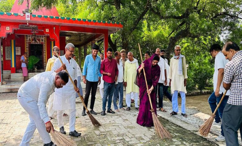 सेवा पखवाड़ा कार्यक्रम के तहत स्वच्छता अभियान कार्यक्रम में शिरकत करती राज्यसभा सांसद दर्शना सिंह