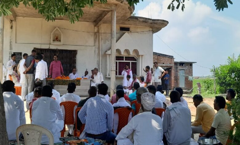 सपा कार्यकर्ताओं में जोश भरते एमएलसी आशुतोष सिन्हा