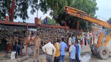 तड़वा बीर बाबा मंदिर से क्रेन के जरिये हटाया जा रहा मंदिर में बंधा सैकड़ो घंटा