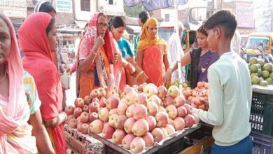 डीडीयू नगर बाजार में प्रसाद के लिए फल खरीदती जीवित्पुत्रिका व्रत करने वाली महिलाएं