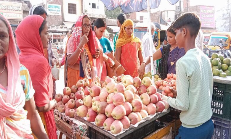 डीडीयू नगर बाजार में प्रसाद के लिए फल खरीदती जीवित्पुत्रिका व्रत करने वाली महिलाएं