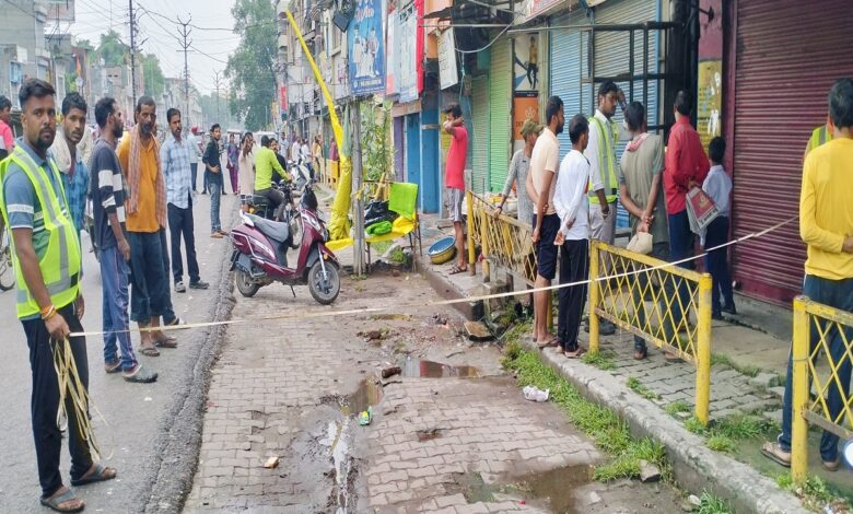 सड़क के चौड़ीकरण के लिए नाप करते पीडब्ल्यूडी कर्मचारी