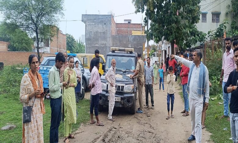 घटना की सूचना पर मौके पर पहुंची पुलिस मौजूद स्थानीय लोग शिक्षक