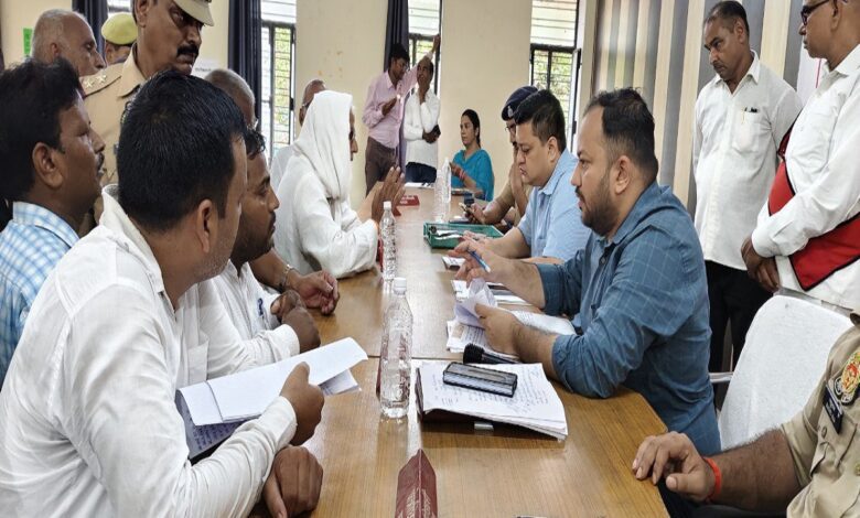 जिलास्तरीय सम्पूर्ण समाधान दिवस पर फरियादियों की समस्या जिलाधिकारी निखिल टी फूंडे साथ में एसडीएम अनुपम मिश्रा