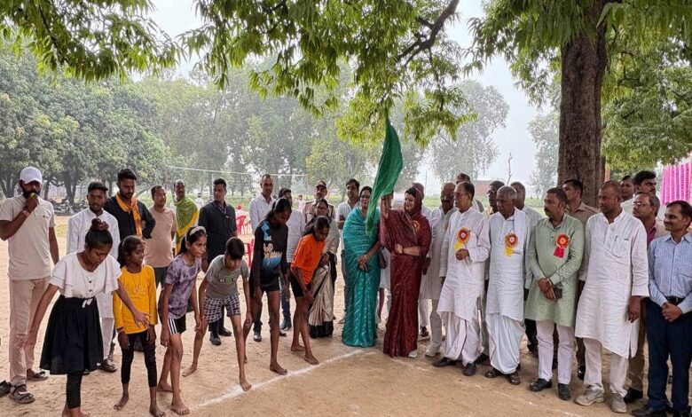 हरी झंडी दिखाकर बच्चो की दौड़ प्रतियोगिता का शुभारम्भ करती राज्यसभा सांसद दर्शना सिंह