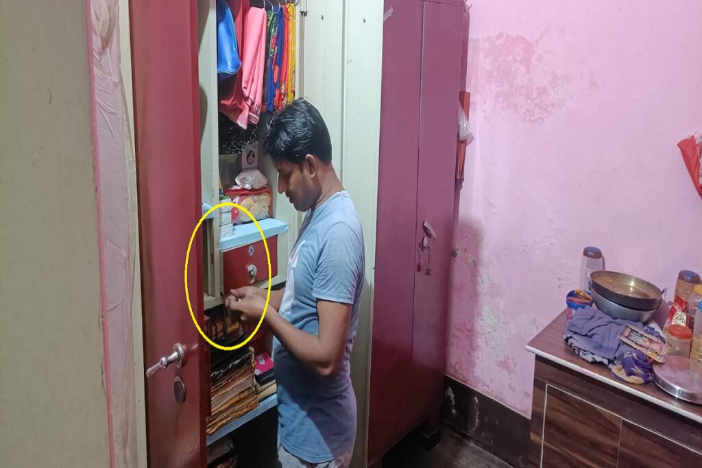 अलमारी का टूटा लॉकर दिखाता भुक्तभोगी