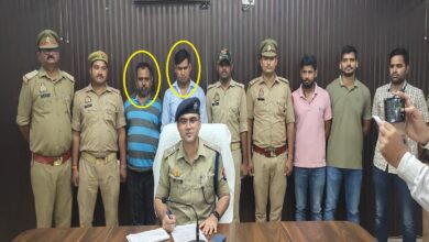 गांजा तस्करी के मामले का पुलिस लाइन में खुलासा करते एसपी