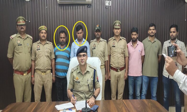 गांजा तस्करी के मामले का पुलिस लाइन में खुलासा करते एसपी