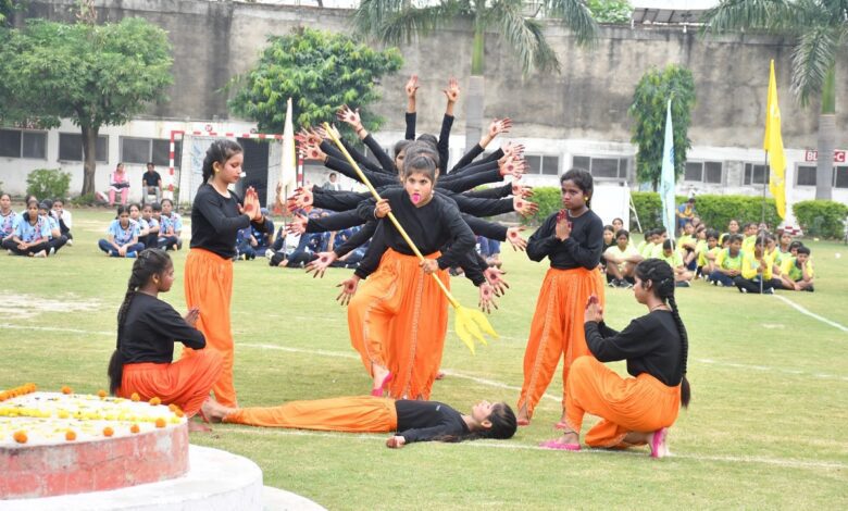 सीबीएसई नेशनल गर्ल्स हैंडबॉल प्रतियोगिता-2024 के शुभारंभ के दौरान सांस्कृतिक कार्यक्रम प्रस्तुत करते जे एस पब्लिक स्कूल के बच्चे