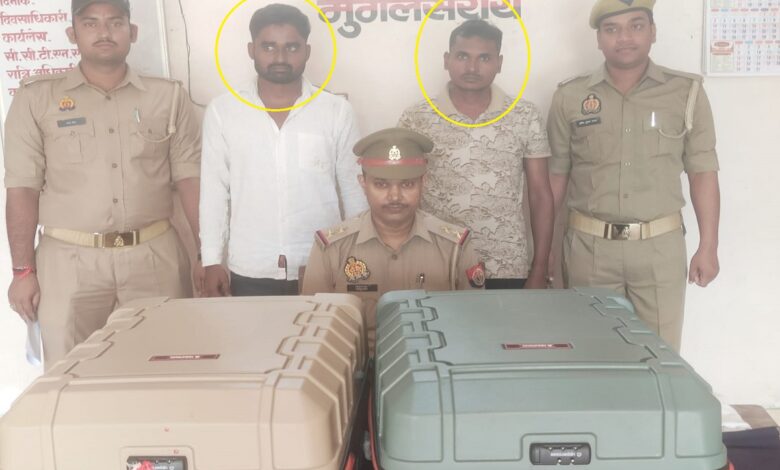 मुगलसराय पुलिस की गिरफ्त में पकड़े गए गांजा तस्कर बरामद गांजा