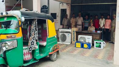 मुगलसराय पुलिस की गिरफ्त में पकड़े गए चोर व बरामद सामान