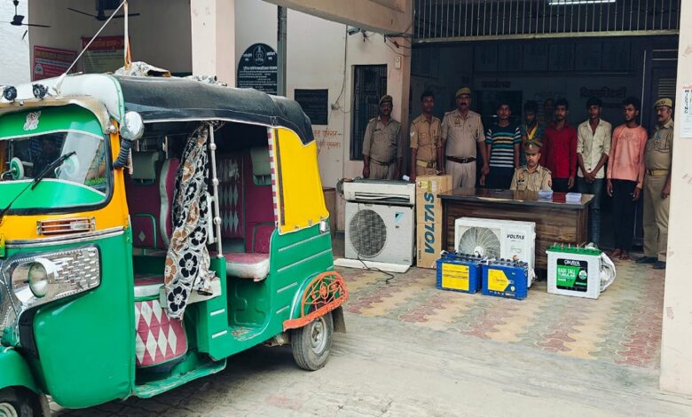 मुगलसराय पुलिस की गिरफ्त में पकड़े गए चोर व बरामद सामान